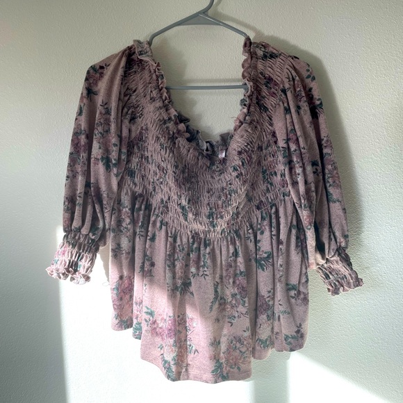 🎈4 for $15🎈Off the shoulder top - Picture 1 of 4